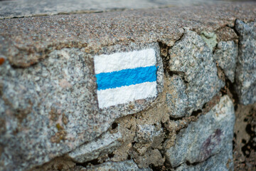 Oznaczenie niebieskiego szlaku na starym głazie © Foto.Szop