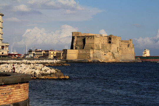 la mole imponente di Castel dell'Ovo a Napoli
