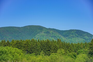 初夏の爽やかな青空と連なる新緑の山々