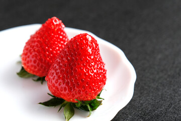 採れたての赤くて甘いイチゴ