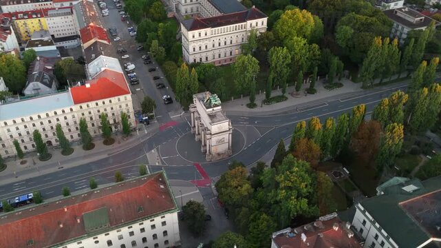 Luftaufnahme des Siegestors auf der Ludwigstrasse, Muenchen, Deutschland, bei Sonnenaufgang, Triumphbogen, Bavaria mit Loewen, ideal fuer Architektur-, Reise- und Stadtvideo-Projekte
