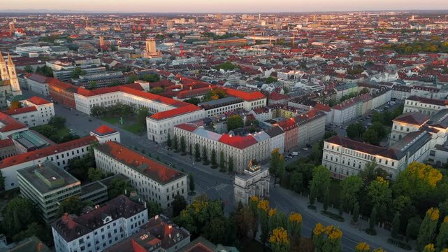 Drohnenaufnahme von Siegestor auf der Ludwigstrasse, Muenchen, Deutschland, historischer Triumphbogen, Sommermorgen, Maxvorstadt und Schwabing, perfekt fuer europaeische Stadtlandschaften