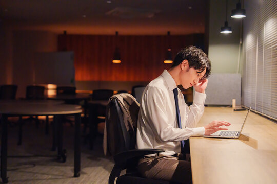 夜遅くまで残業をする若い男性スタッフ