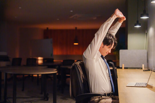 夜遅くまで残業をする若い男性スタッフ