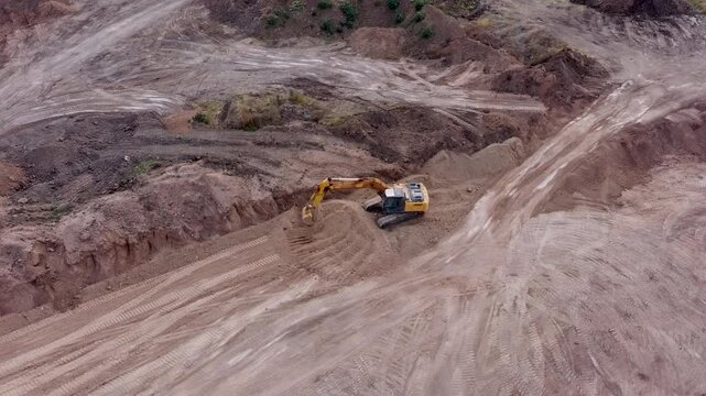 excavadora en cantera vista aerea en circulo