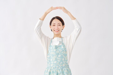 エプロンをつけた女性　丸印のジェスチャー　白背景