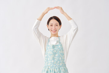エプロンをつけた女性　丸印のジェスチャー　白背景