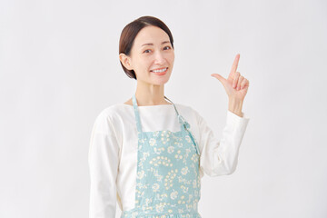 エプロンをつけた女性　チェックサインのジェスチャー　白背景
