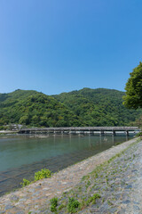 Obraz premium 新緑の京都嵐山渡月橋
