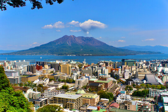 桜島と市街地（鹿児島県・鹿児島市）