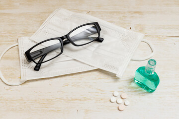 花粉症対策｜眼鏡、錠剤、眼薬、マスク