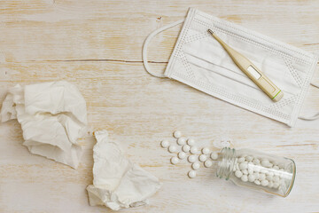 	使ったティッシュに体温計とマスクと錠剤