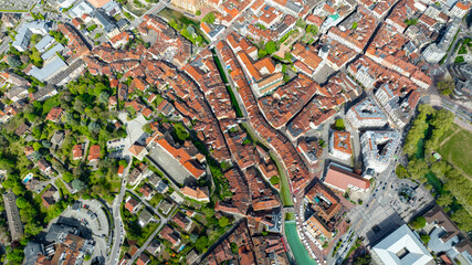 Obraz premium Aerial View of Annecy Old Town with Turquoise Canal and Red Rooftops in Spring