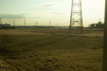 鉄塔のある田園地帯