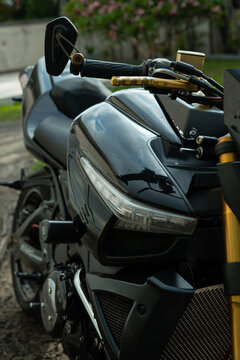 Guidon de moto sportive avec levier dor&eacute; et finitions haut de gamme en gros plan