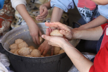 味噌作りをする女性