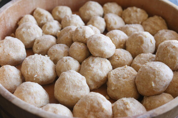 味噌作りをする様子