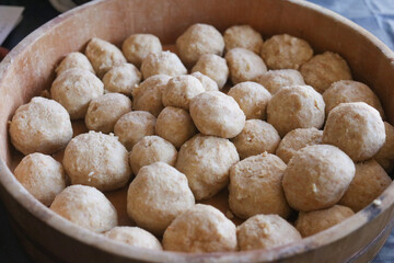 味噌作りをする様子