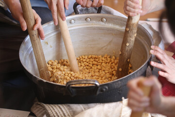 味噌作りをする女性