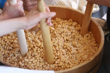 味噌作りをする女性