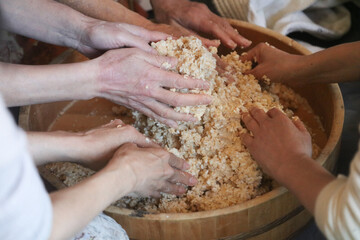 味噌作りをする女性