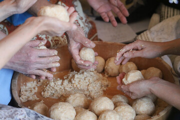 味噌作りをする女性