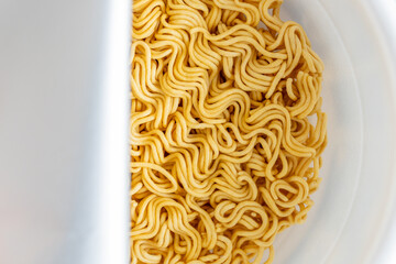 開いたインスタントラーメン