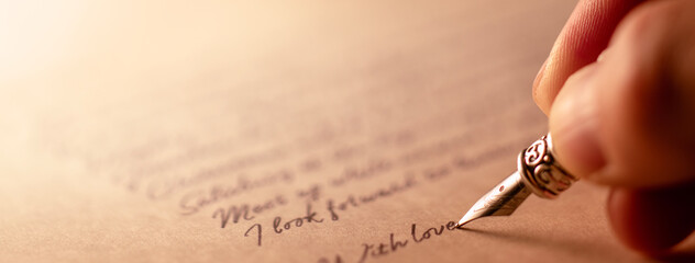 万年筆で手紙を書いている人