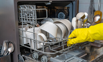 식기 세척기를 사용하는 주방 장면, 설거지와 위생 관리