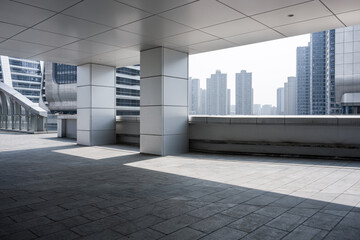 Obraz premium Modern urban elevated walkway with empty space and distant high-rise buildings