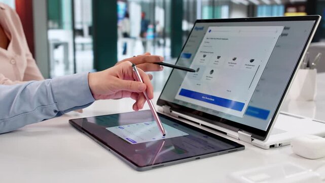 Manager Using Payroll And Time Tracking