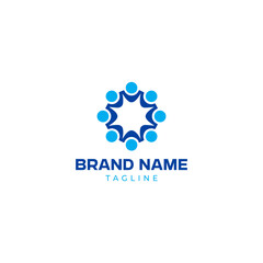Obraz premium Modern Community Circle Logo Template with People Icon for Teamwork, Organization, Social Network, and Corporate Branding
