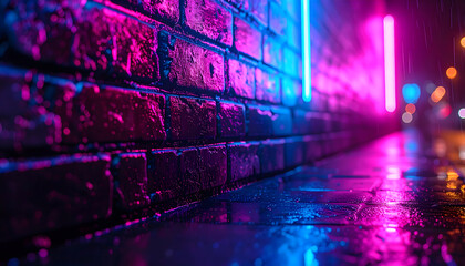 ネオンが反射する雨のレンガ壁