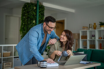 Obraz premium Business partners collaborating discussing project using laptop at home office