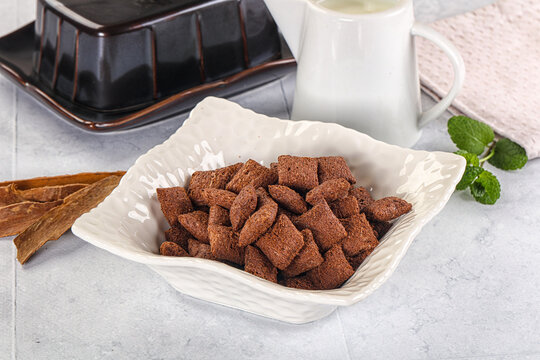 Dry sweet chocolate ceral flakes