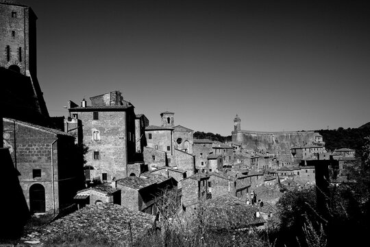 Borghi toscani in bianco e nero. Sorano, borgo medievale di origine Etrusca perfettamente conservato, costruito su uno sperone roccioso di tufo tra i fiumi Lente e Fiora. Provincia di Grosseto, parco 