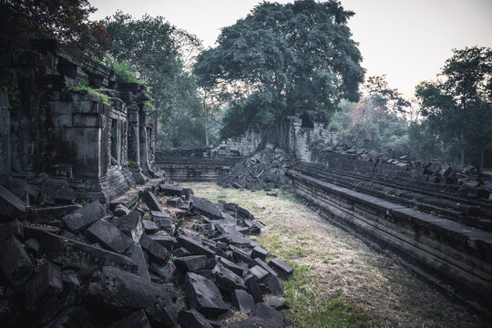 Details of Prasat Tom Temple