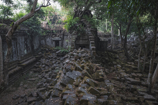 Details of Prasat Tom Temple