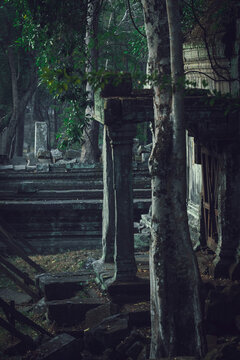Details of Prasat Tom Temple