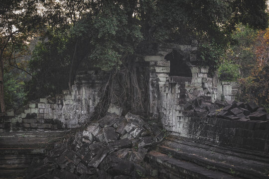 Details of Prasat Tom Temple