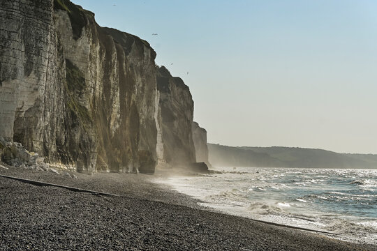 Dieppe, Meer, Klippen, Kreidefelsen, Strand, Kieselstrand, Wassersport, Seebad, Alabasterk&uuml;ste, K&uuml;ste, Schloss, Normandie, Frankreich, &Auml;rmelkanal, Fr&uuml;hling, Abendstimmung, Steinschlag