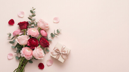 Naklejka premium Beautiful bouquet of pink and red roses with gift on pastel background.