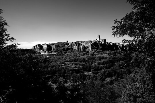 Borghi toscani in bianco e nero. Pitigliano, borgo medievale di origine Etrusca perfettamente conservato, costruito su uno sperone roccioso di tufo. Provincia di Grosseto, parco delle citt&agrave; del tufo. 