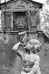 Obraz premium Borghi toscani in bianco e nero. I vicoli medievali del borgo di Montisi nella regione delle Crete Senesi, in provincia di Siena. Toscana, Italia