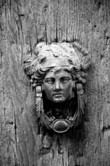 Obraz premium Borghi toscani in bianco e nero. I vicoli medievali del borgo di Montisi nella regione delle Crete Senesi, in provincia di Siena. Toscana, Italia