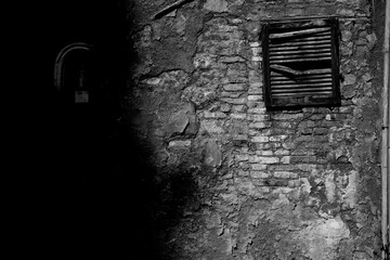 Naklejka premium Borghi toscani in bianco e nero. L'architettura medievale dei borghi toscani, caratterizzata da pietra, cotto, riflette il periodo comunale con cinte murarie, torri, vicoli stretti e piazze. Italia. 