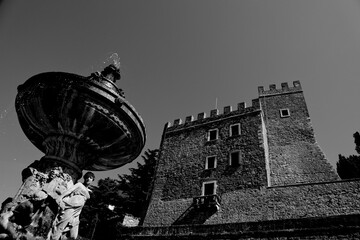 Naklejka premium Borghi toscani in bianco e nero. L'architettura medievale dei borghi toscani, caratterizzata da pietra, cotto, riflette il periodo comunale con cinte murarie, torri, vicoli stretti e piazze. Italia. 