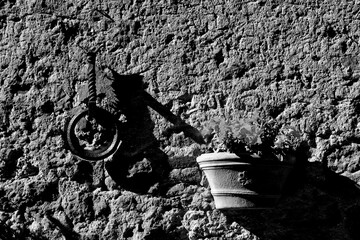 Naklejka premium Borghi toscani in bianco e nero. L'architettura medievale dei borghi toscani, caratterizzata da pietra, cotto, riflette il periodo comunale con cinte murarie, torri, vicoli stretti e piazze. Italia. 