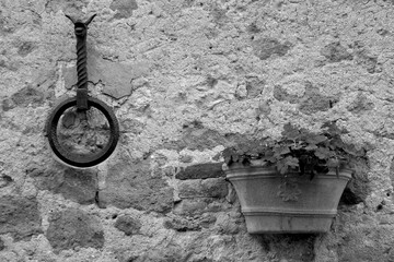 Naklejka premium Borghi toscani in bianco e nero. L'architettura medievale dei borghi toscani, caratterizzata da pietra, cotto, riflette il periodo comunale con cinte murarie, torri, vicoli stretti e piazze. Italia. 