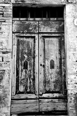 Naklejka premium Borghi toscani in bianco e nero. L'architettura medievale dei borghi toscani, caratterizzata da pietra, cotto, riflette il periodo comunale con cinte murarie, torri, vicoli stretti e piazze. Italia. 